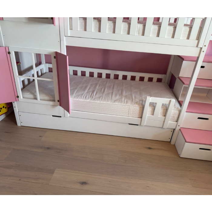 Kinderhochbett mit sicherer Treppe und Rutsche, aufgestellt in Graz
